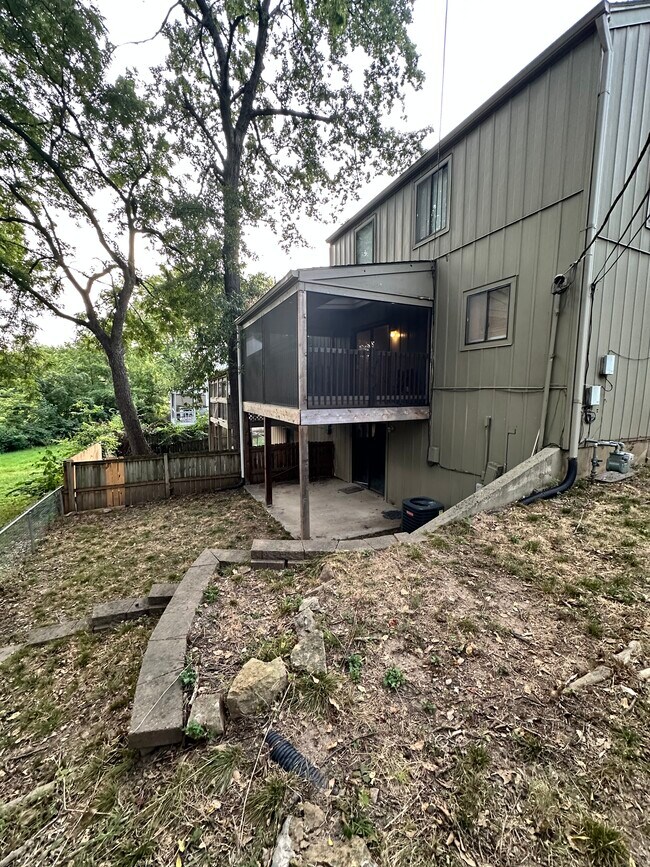 Patio cercado, sótano sin terminar con salida al exterior. - 7401 W 56th Ter