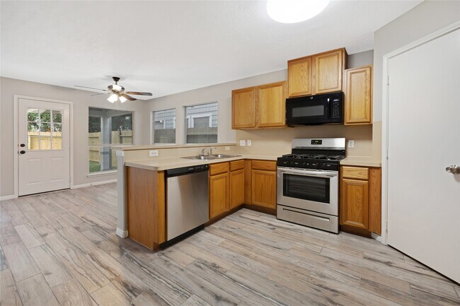 Foto del edificio - 3010 Palace Oaks Dr