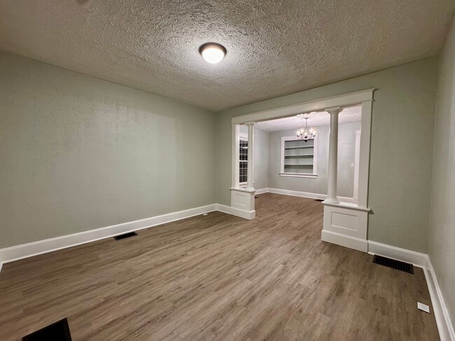 Building Photo - Deposit Moves You In! 3 bedroom, 1 Bath, L...