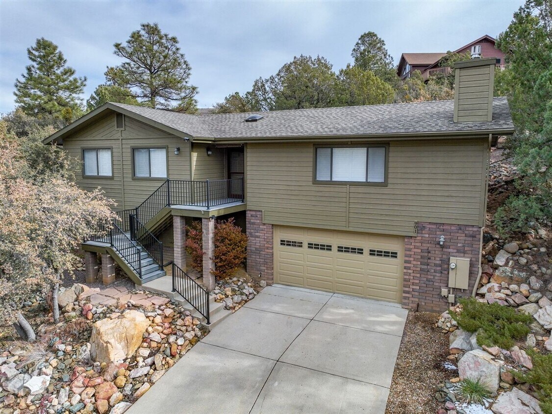 Primary Photo - 3 bedroom, 2 bathroom home in Forest Hylands!