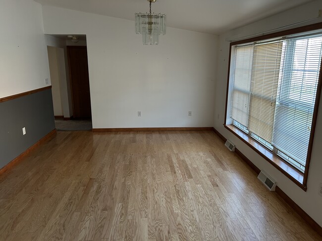 Building Photo - 3383 Colonial Dr