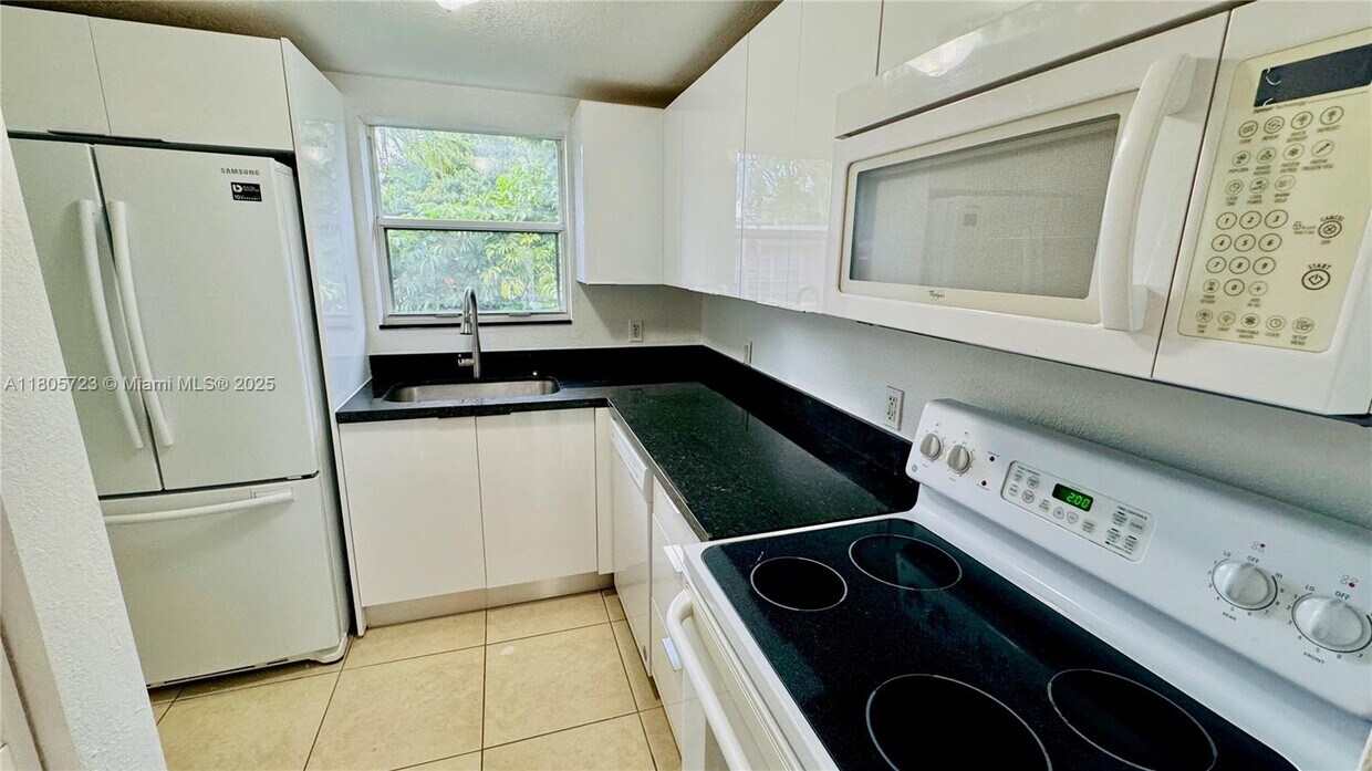Foto principal - 1150 99th St