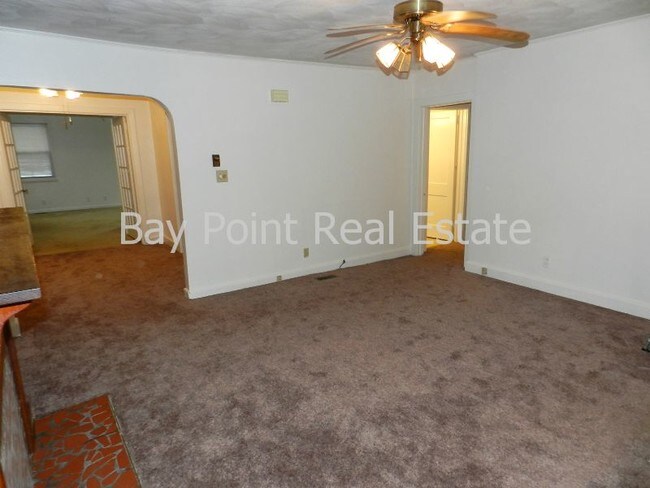 Building Photo - 211 Maycox Ave