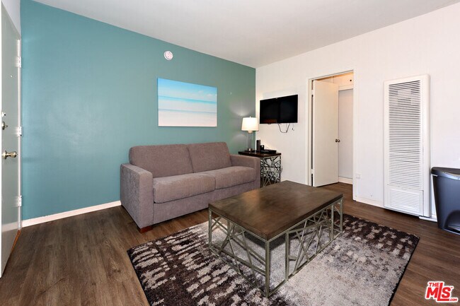 Foto del edificio - 3743 McLaughlin Ave