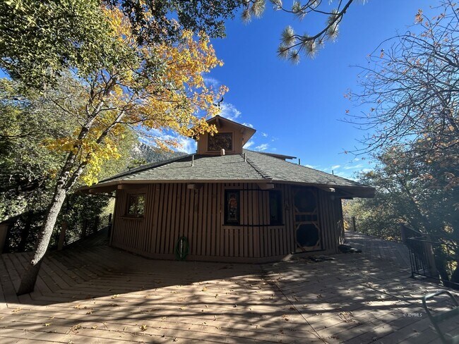 Building Photo - Extraordinary 4bd/4ba House in a Gated Com...