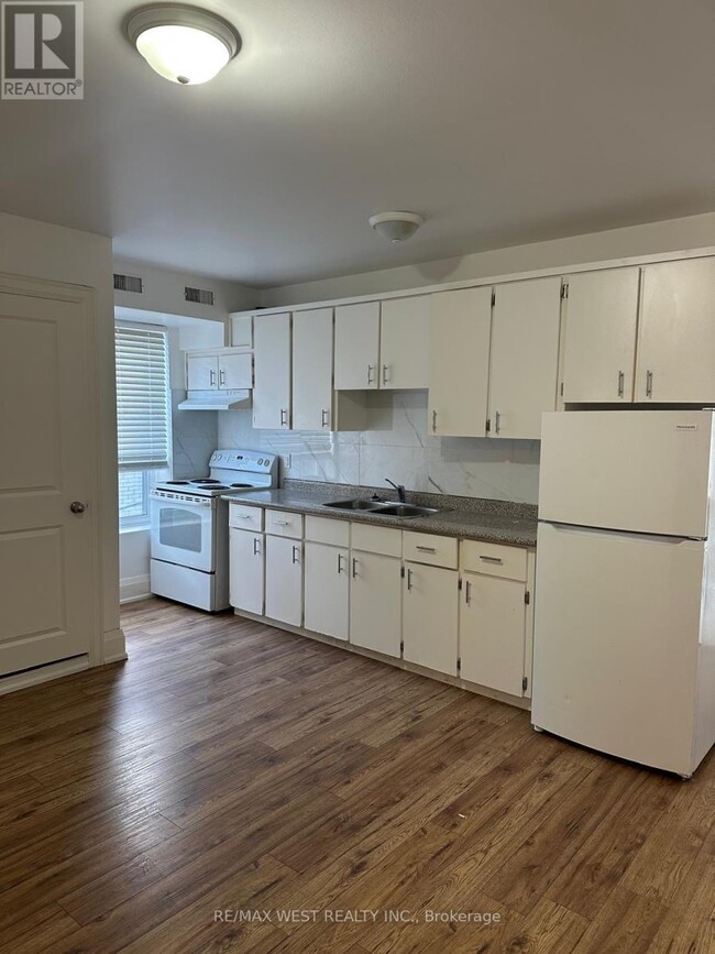 Building Photo - 398 College St