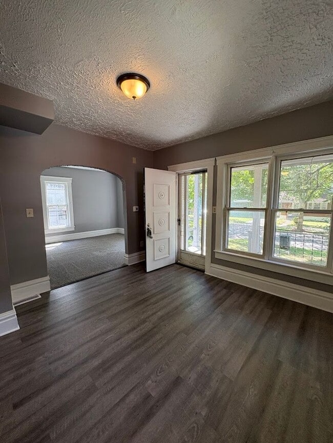 Building Photo - Three bedroom one bathroom home for rent