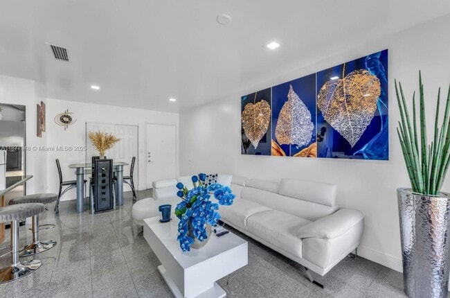 Building Photo - 660 W Park Dr