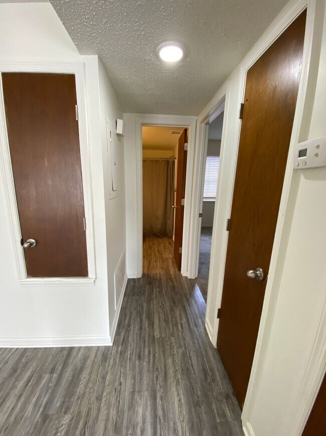 Building Photo - 2 bedroom/1 bath condo with off-street par...