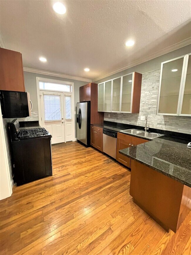 Building Photo - $1750 - Spacious & Updated 2B/2B Main Floo...