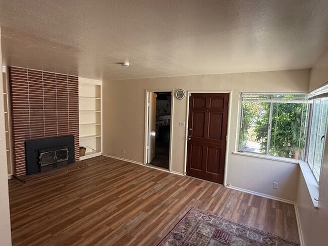 Building Photo - 2-Bedroom Single Family Home Near Richmond...