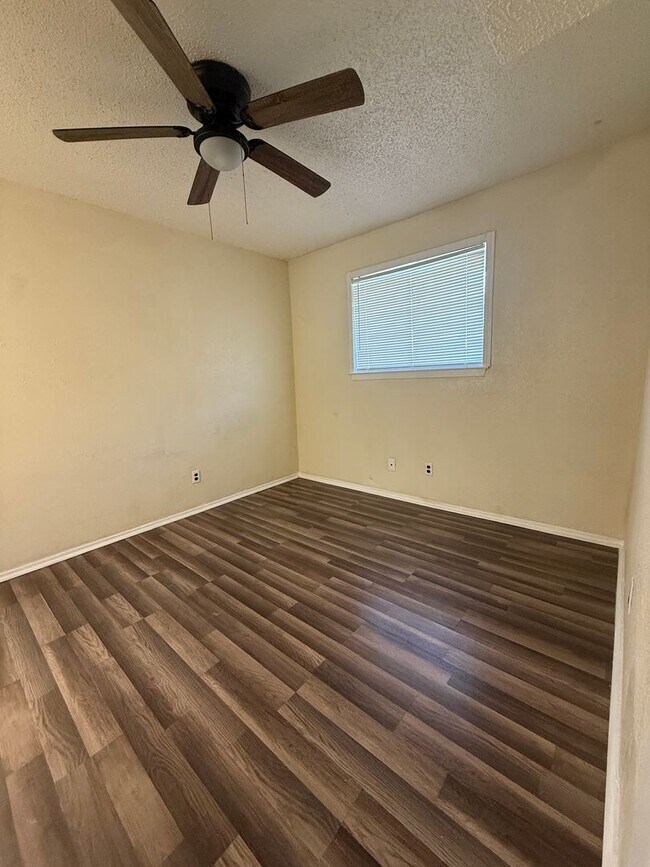 Foto del edificio - 1601 E Central Texas Expy