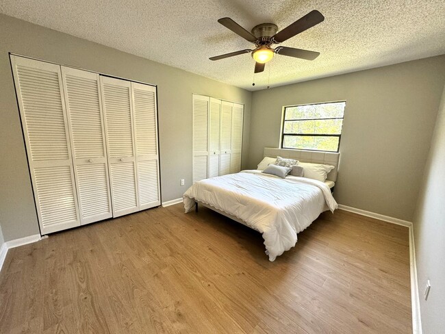 Building Photo - Renovated 2 Bedroom / 1 Bathroom Apartment