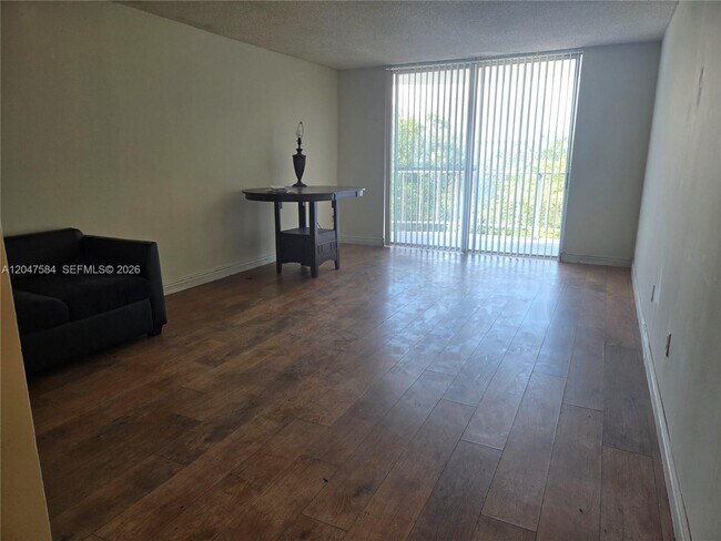 Foto del edificio - 482 NW 165th St