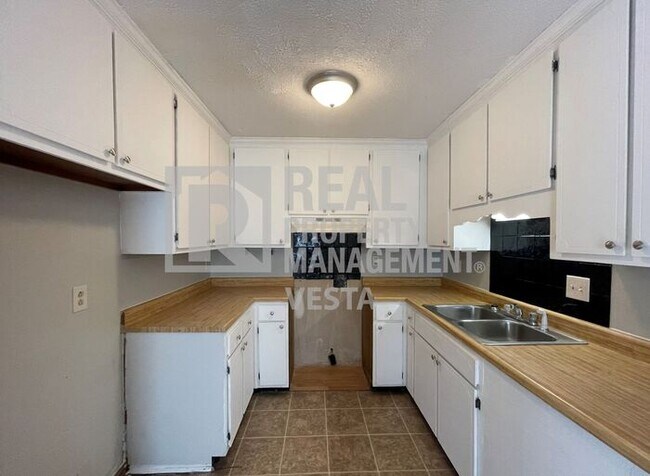 Building Photo - Two Bedroom North Macon Townhouse