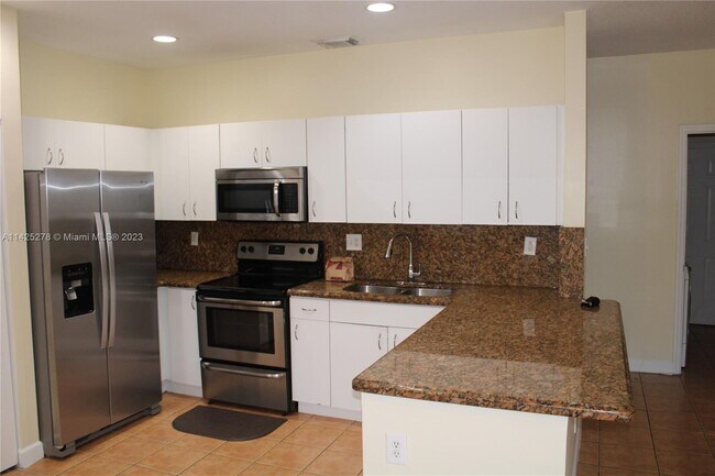 Building Photo - 2615 NE 41st Pl