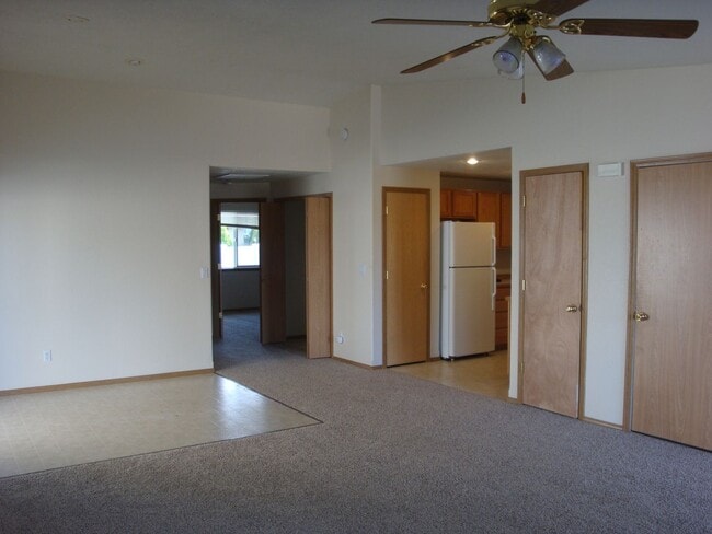 Building Photo - Cozy & Updated 2BD/2BA with Fenced Yard!