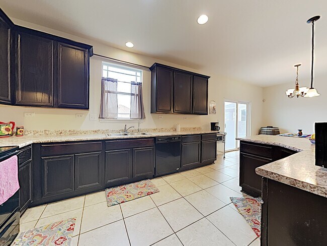 Building Photo - Beautiful 3 bedroom, 2 1/2 bath home in No...
