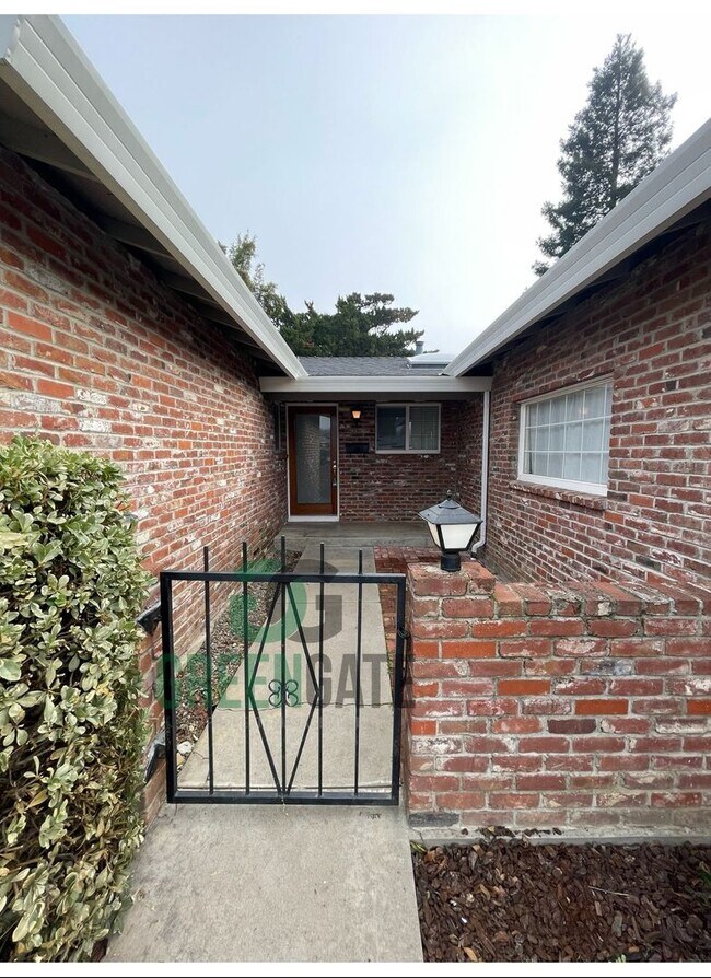 Foto del edificio - Spacious 4Bedroom 2Bath AVAILABLE NOW in Modesto!!