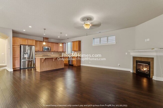 Foto del edificio - Gorgeous Three Bedroom Plus Den/Office In ...