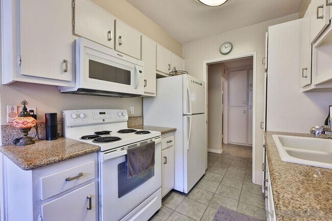 Building Photo - San Carlos 1-Bedroom Available Now!