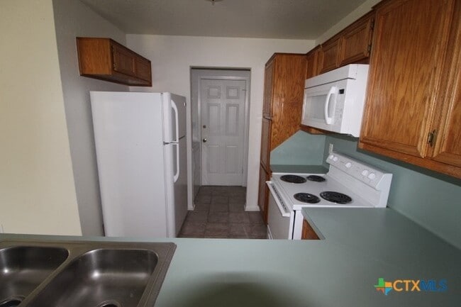 Building Photo - 2412 Skylark Cir