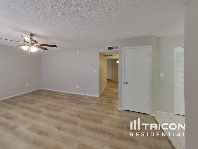 Building Photo - 4801 W Larkspur Dr