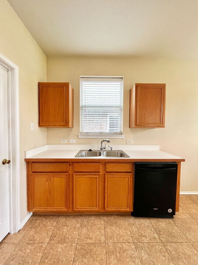 Foto del edificio - PROMO *$250 Admin Fee Waived* AND!! $250 O...