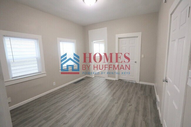 Building Photo - Two Bedroom House