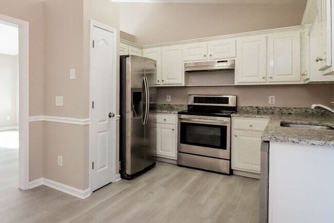 Foto del edificio - Newly Renovated! Available for immediate m...