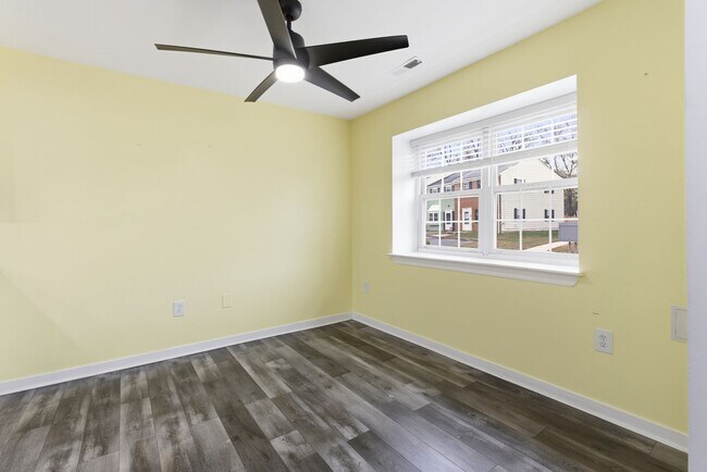 Building Photo - Lovely 3 BR/1.5 BA Townhome in Glen Burnie!