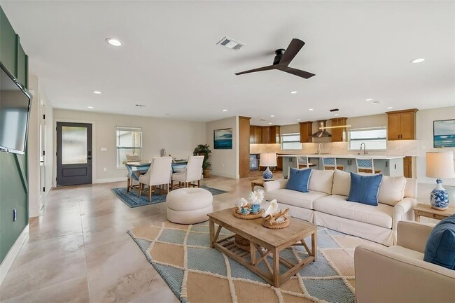 Building Photo - 3921 Versailles Dr