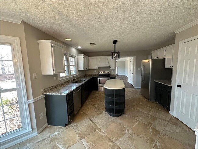 Building Photo - 2881 Wynford Dr S W