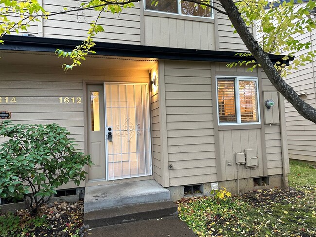 Foto del edificio - Beautifully updated townhouse in Eugene! (...