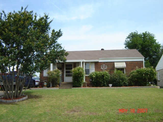 Primary Photo - 129 W Lilac Ln