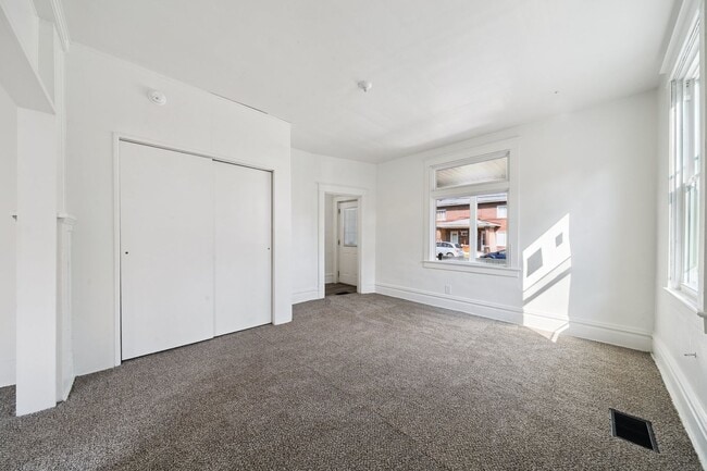 Building Photo - Fresh 3 bedroom home in Jeannette availabl...