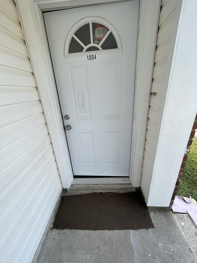 entrance to apartment - 1004 Killoden Dr