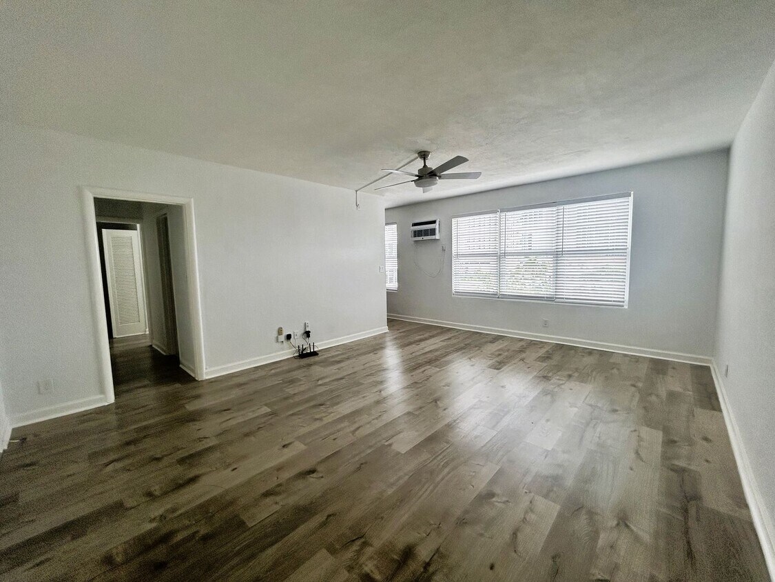 Foto principal - Updated 1 Bedroom 1 Bath Condo - Steps fro...