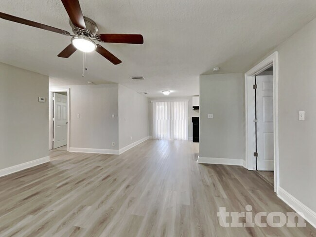 Foto del edificio - 6850 83rd Ave