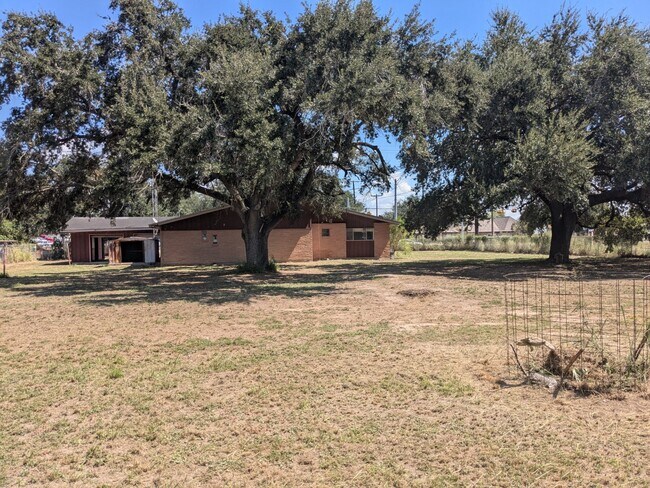 Foto del edificio - 1439 N Alamo Rd
