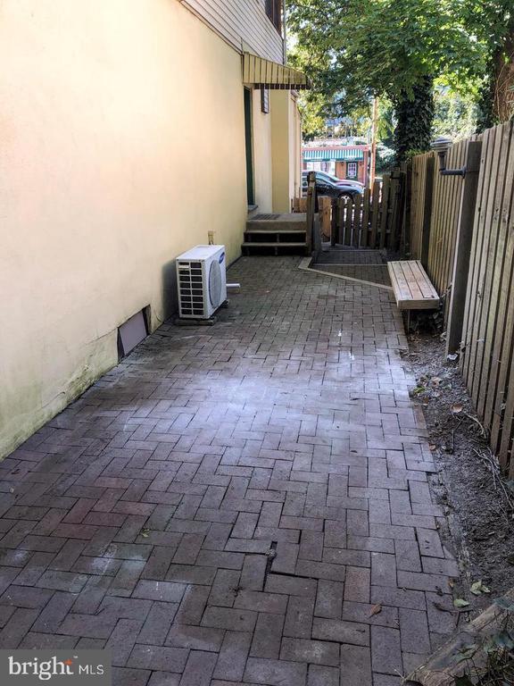 Building Photo - 75 S Main St