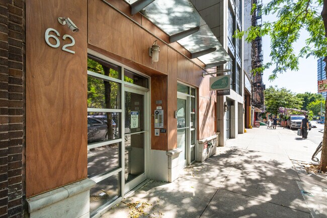 Entrada - 62 E 1st St