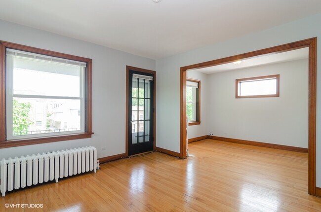 Building Photo - 1311 W Thorndale Ave
