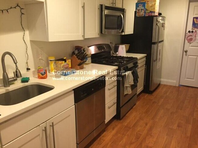 Building Photo - Large 4 bed near Northeastern
