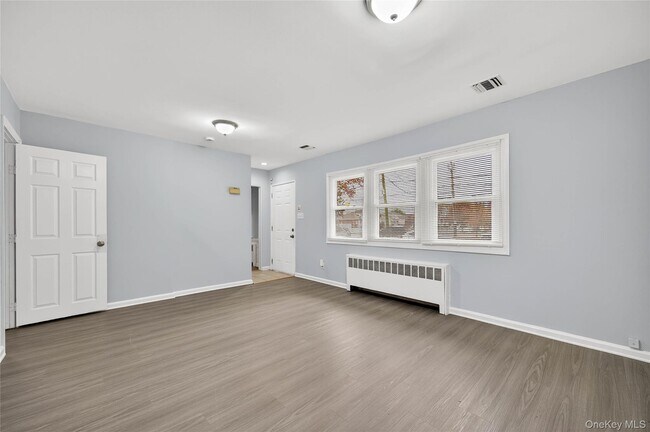 Foto del edificio - 552 Old Country Rd