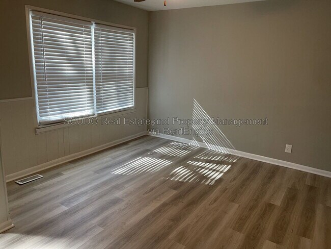 Foto del edificio - 18512 E 5th St N