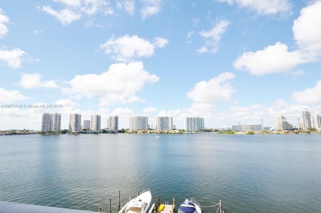 Foto del edificio - 17900 N Bay Rd