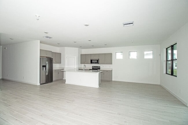 Building Photo - 5929 SE Sky Blue Cir