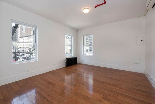 Building Photo - 557 3rd Ave