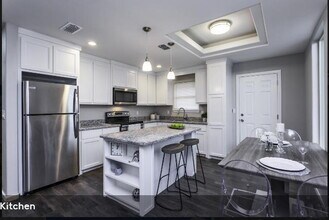 Building Photo - 1425 Alta Vista Dr